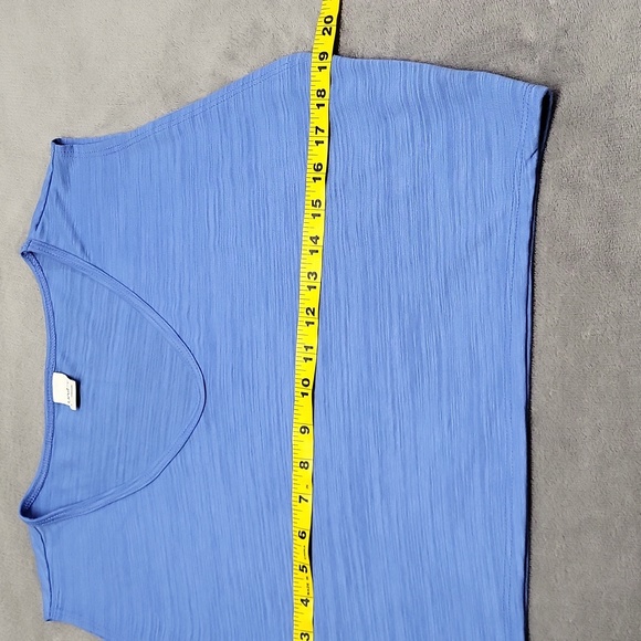 Like New Split Side Crop Tank - Picture 2 of 7